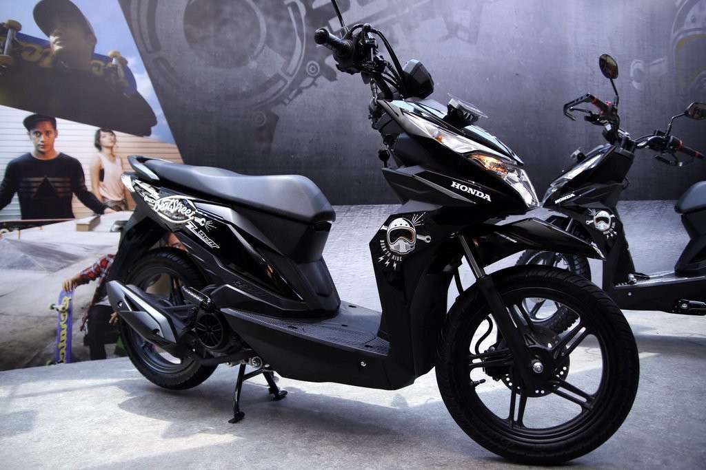 mua-honda-beat-street-tang-ngay-dien-thoai-samsung