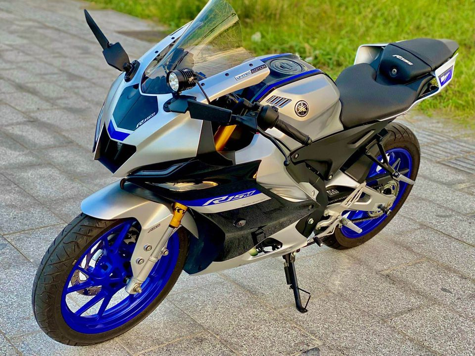 review-chi-tiet-yamaha-r15-den-bac