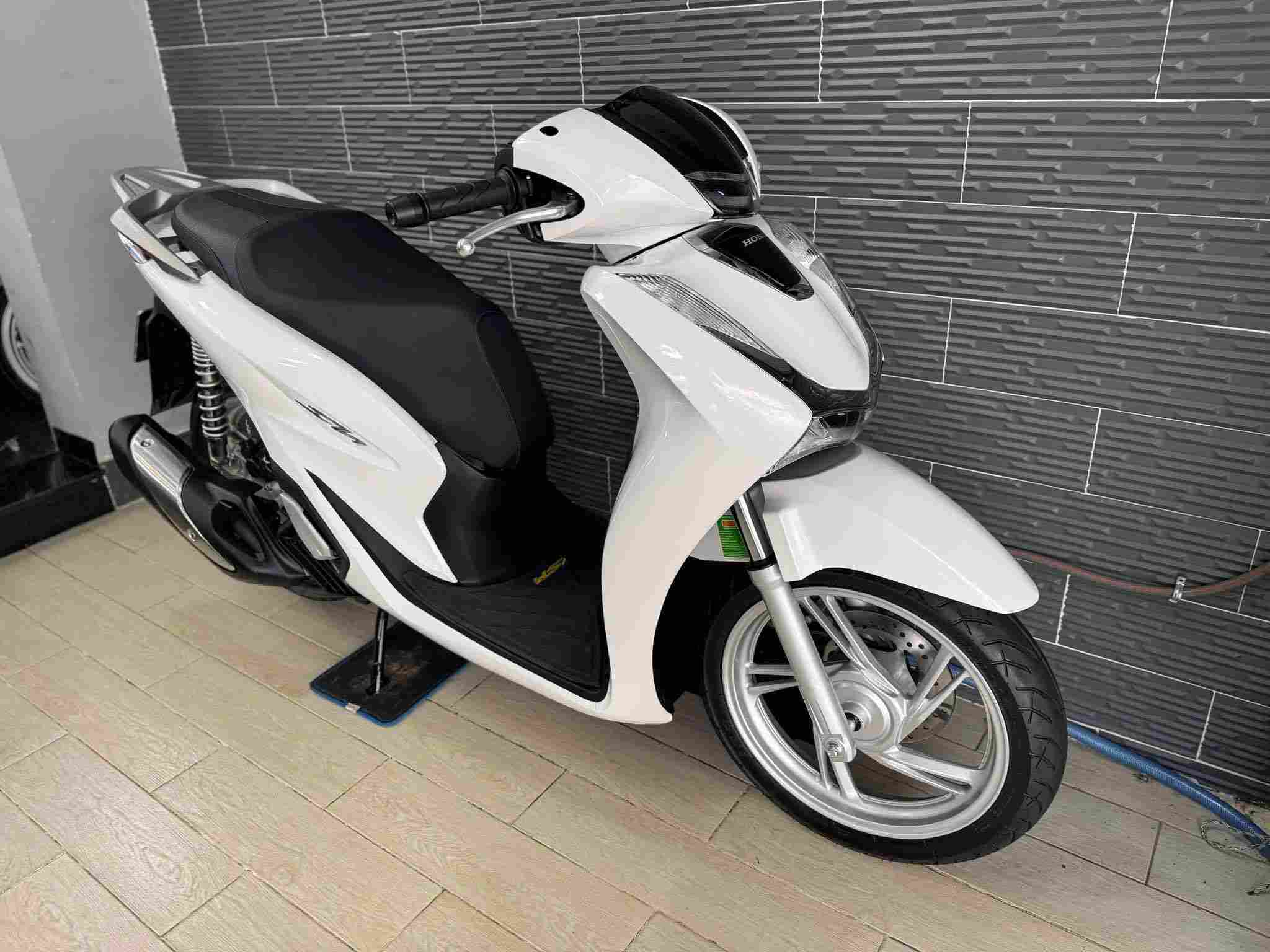 thay-nhot-xe-tay-ga-sh-125