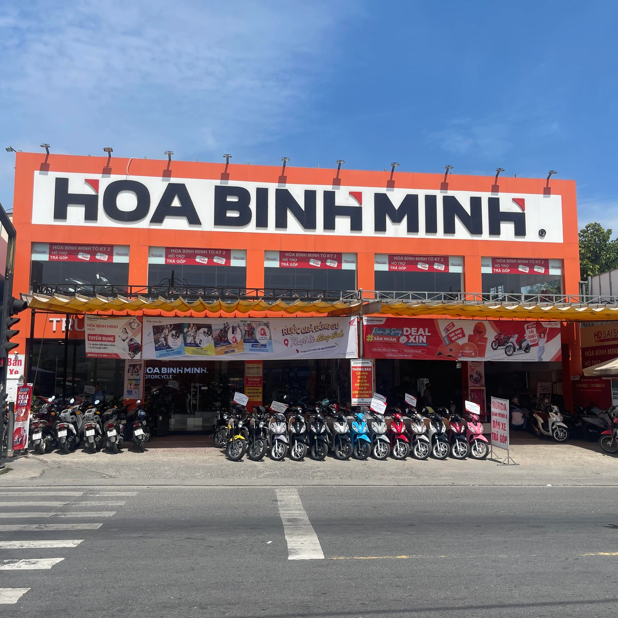 Hoa-Binh-Minh-To-Ky-mua-xe-vario-125-hoc-mon-uy-tin