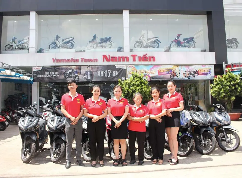 doi-ngu-nhan-vien-yamaha-town-nam-tien