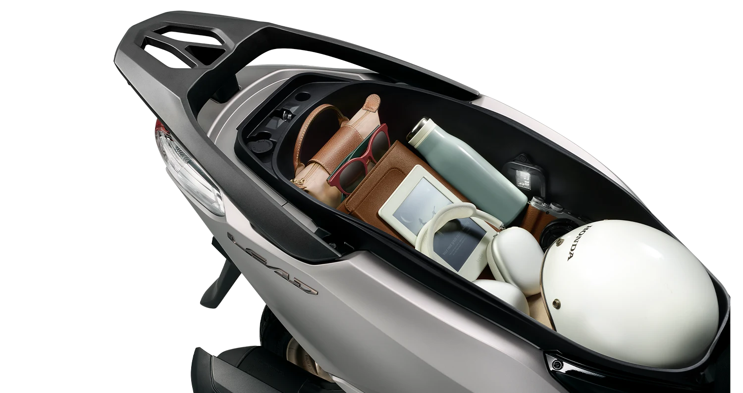 Cốp xe 37L+ của Honda LEAD 2026 đang mở