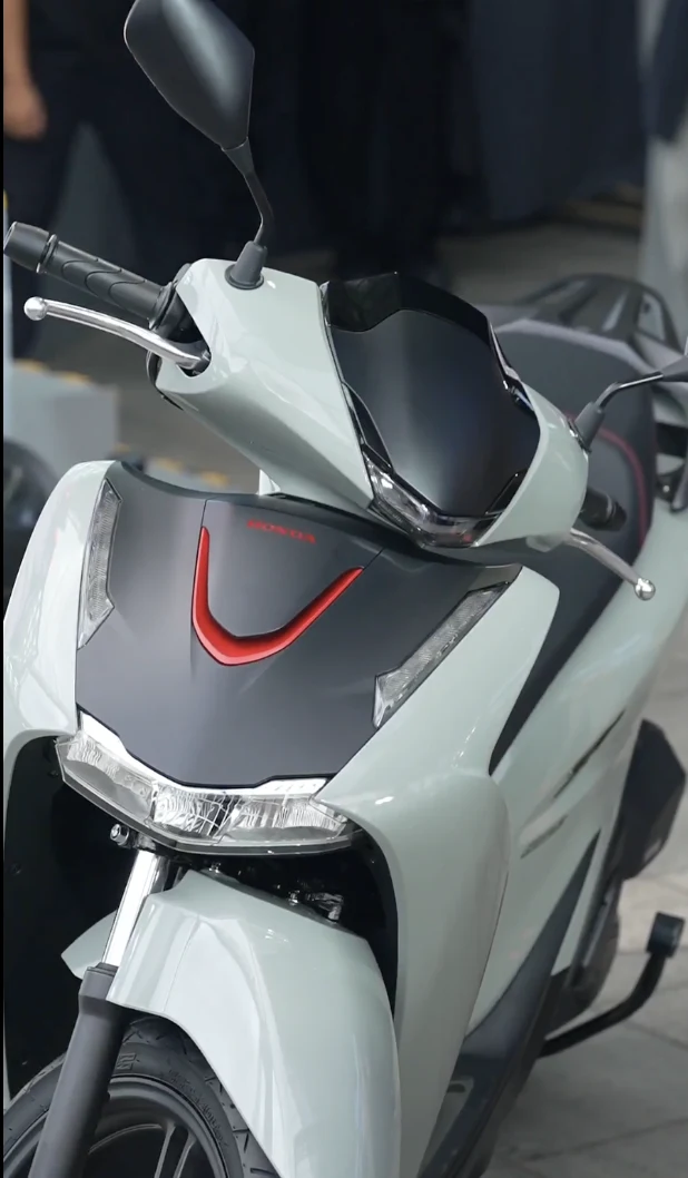 Mặt nạ trước và cụm đèn LED sắc sảo của Honda SH125i 2026