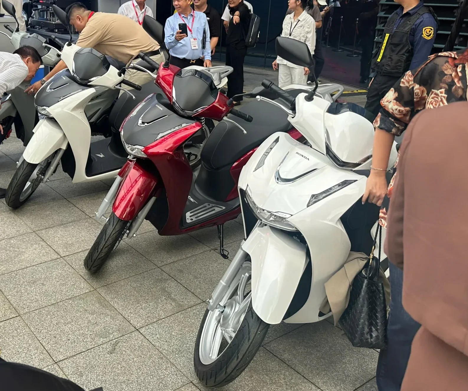 Toàn cảnh Honda SH160i 2026 phiên bản mới ra mắt với thiết kế thể thao và sang trọng.