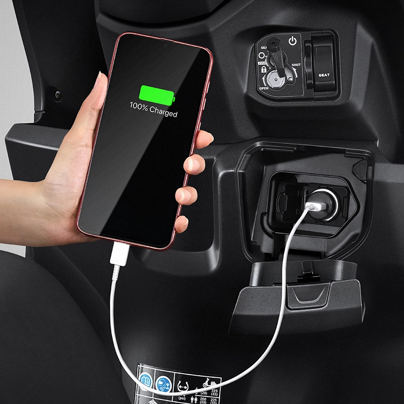 Cổng sạc điện trong hộc đồ phía trước