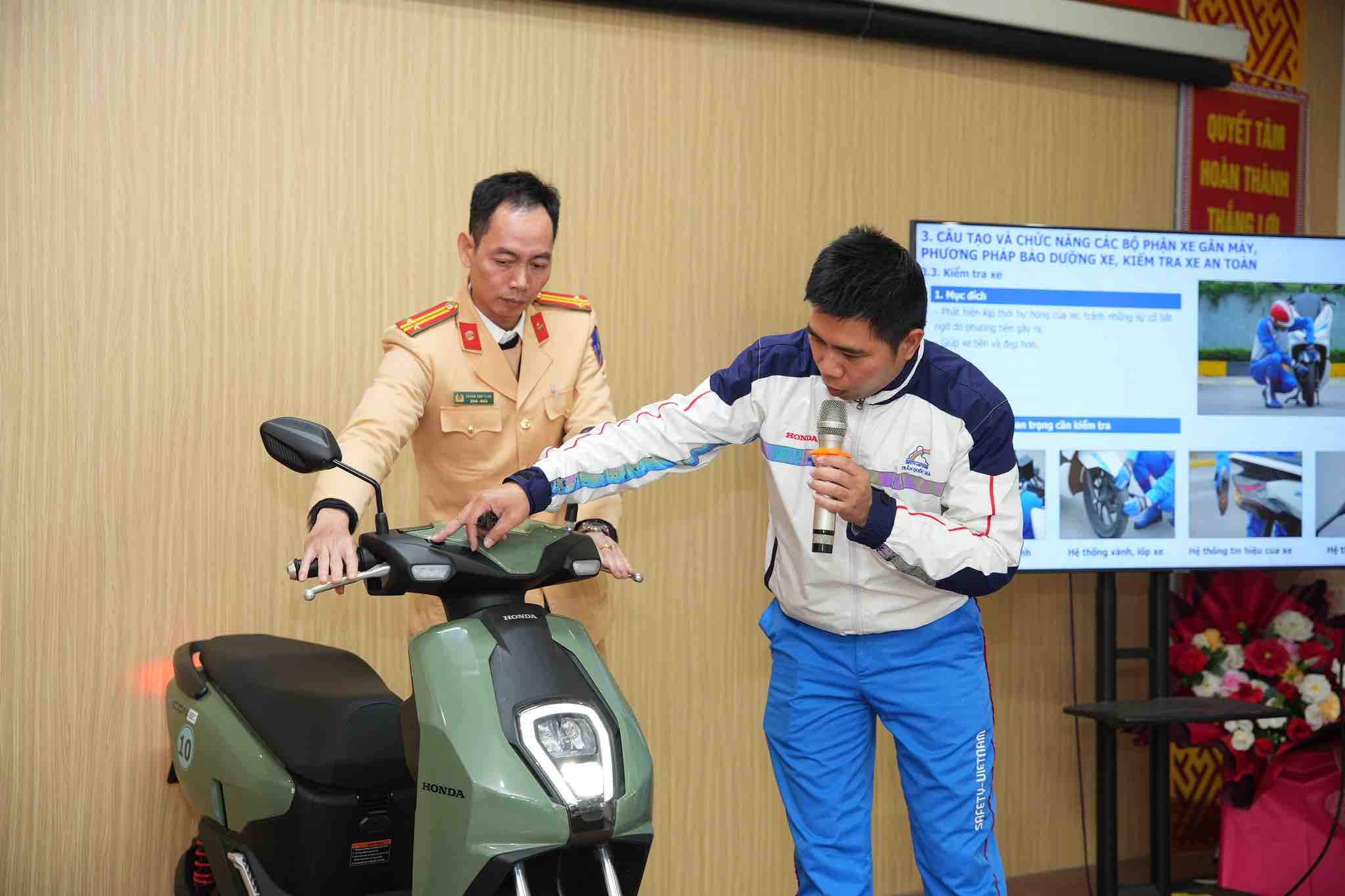 xe-may-dien-honda-icon-e-ban-do-trang