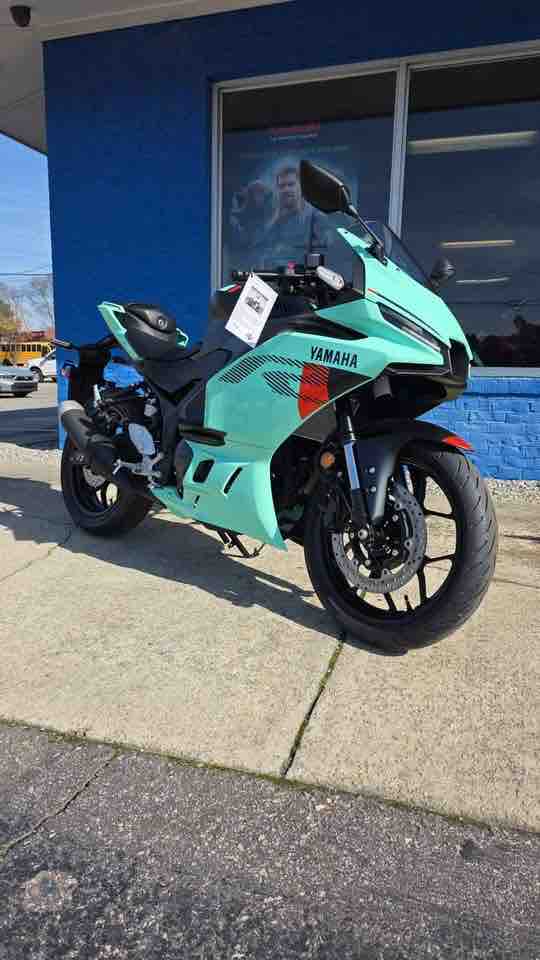 can-canh-binh-xang-yamaha-r3-2026-mau-mint