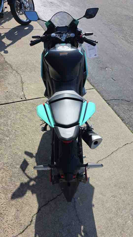 trai-nghiem-lai-yamaha-r3-2026-xanh-mint-tren-duong-deo