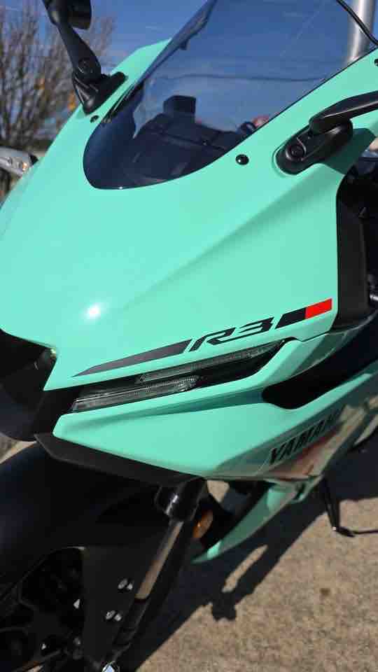 xe-motor-yamaha-r3-mau-xanh-bac-ha