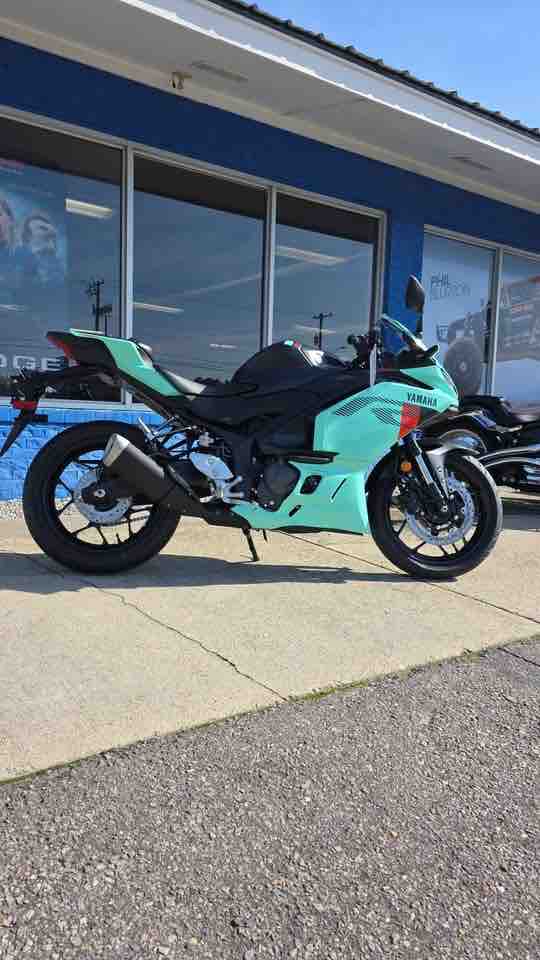 yamaha-r3-xanh-mint-2026-chay-tren-duong