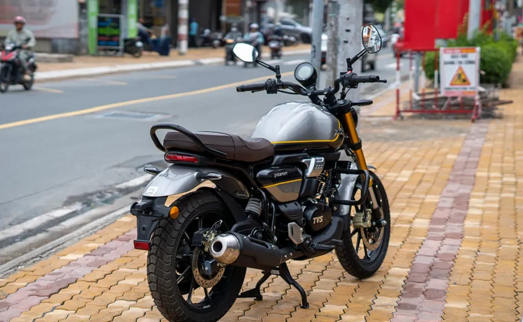 Ghi đông của xe TVS Ronin 225 hơi chếch về phía người lái