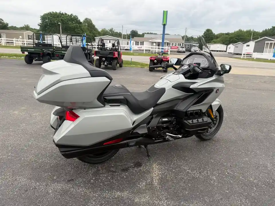 honda-gold-wing-2026-khac-gi-bmw-k-1600-gtl