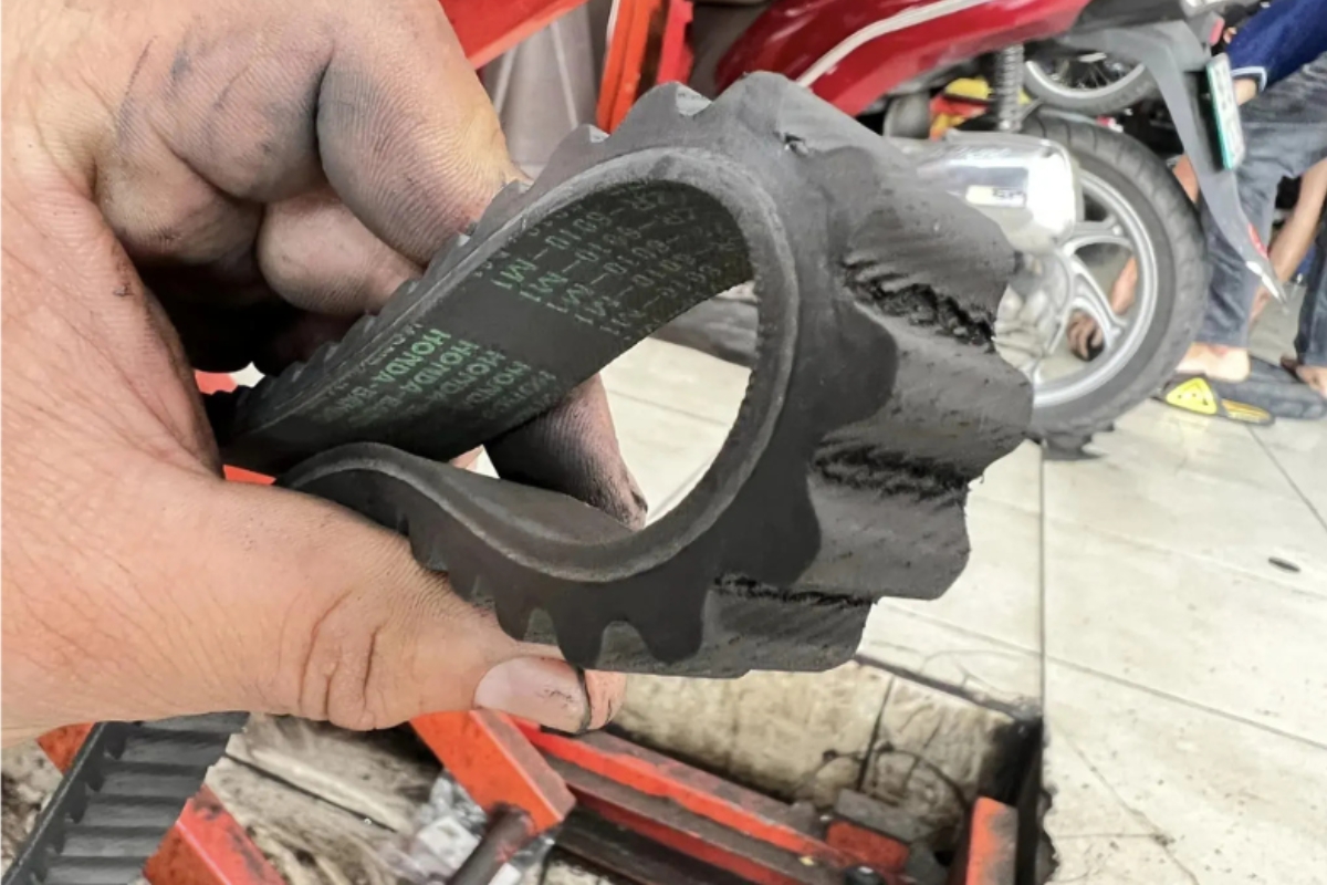 Những Dấu Hiệu Cảnh Báo Bạn Cần Thay Dây Curoa Ngay Lập Tức