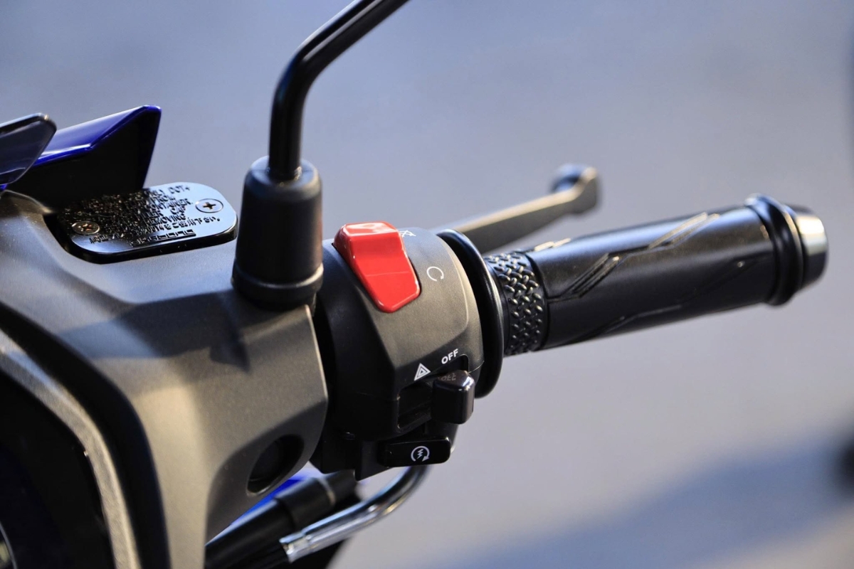 Cụm công tắc tay lái được thiết kế theo phong cách sportbike