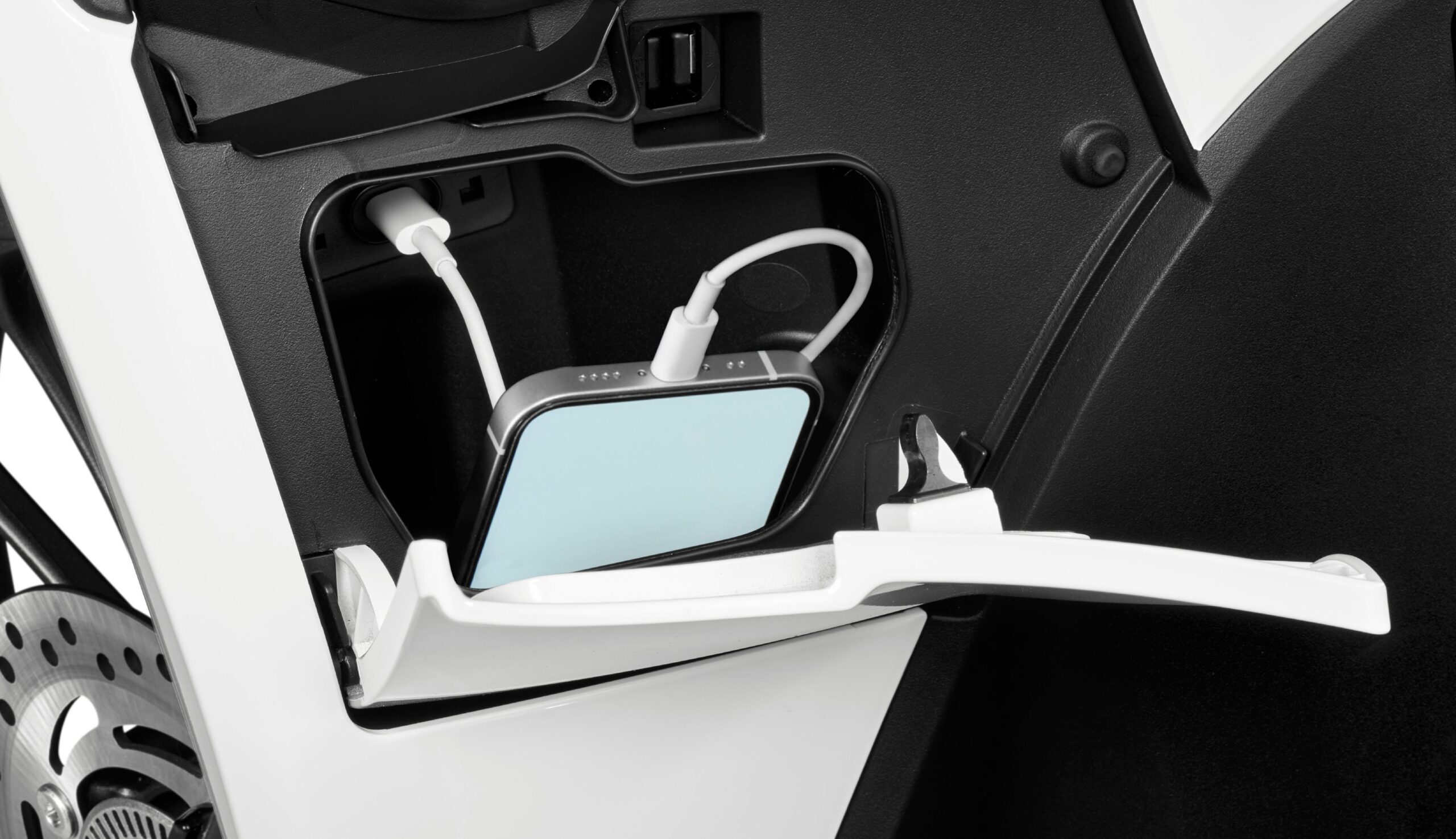 Hộc chứa đồ phía trước được tích hợp cổng sạc USB Type-C
