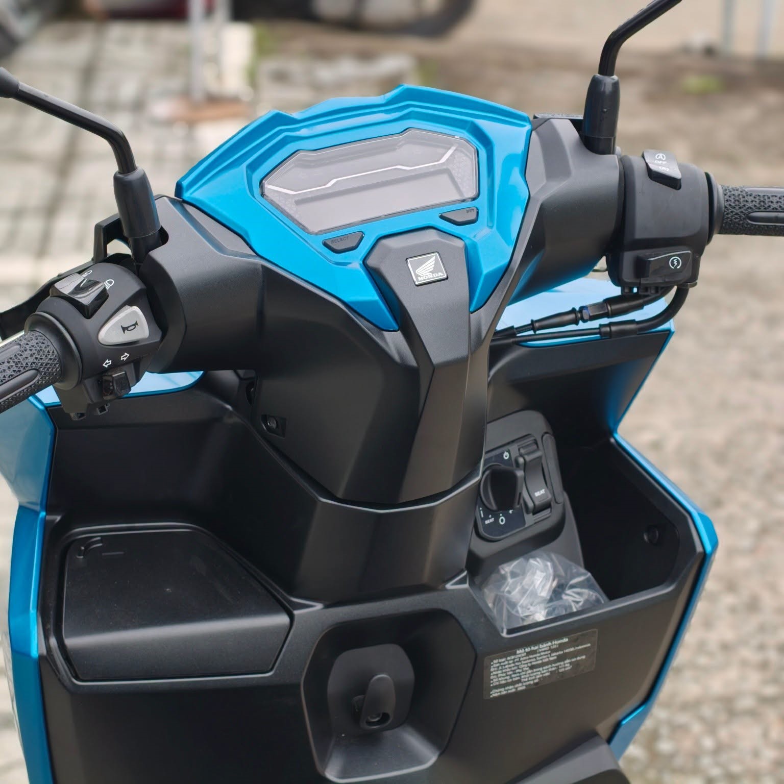 Chọn đổ xăng không cần rời yên từ Air Blade hay Vario Việt Nam có hộc sạc