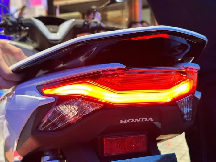 Giá Honda PCX 160 2027 quy đổi ngang Honda SH