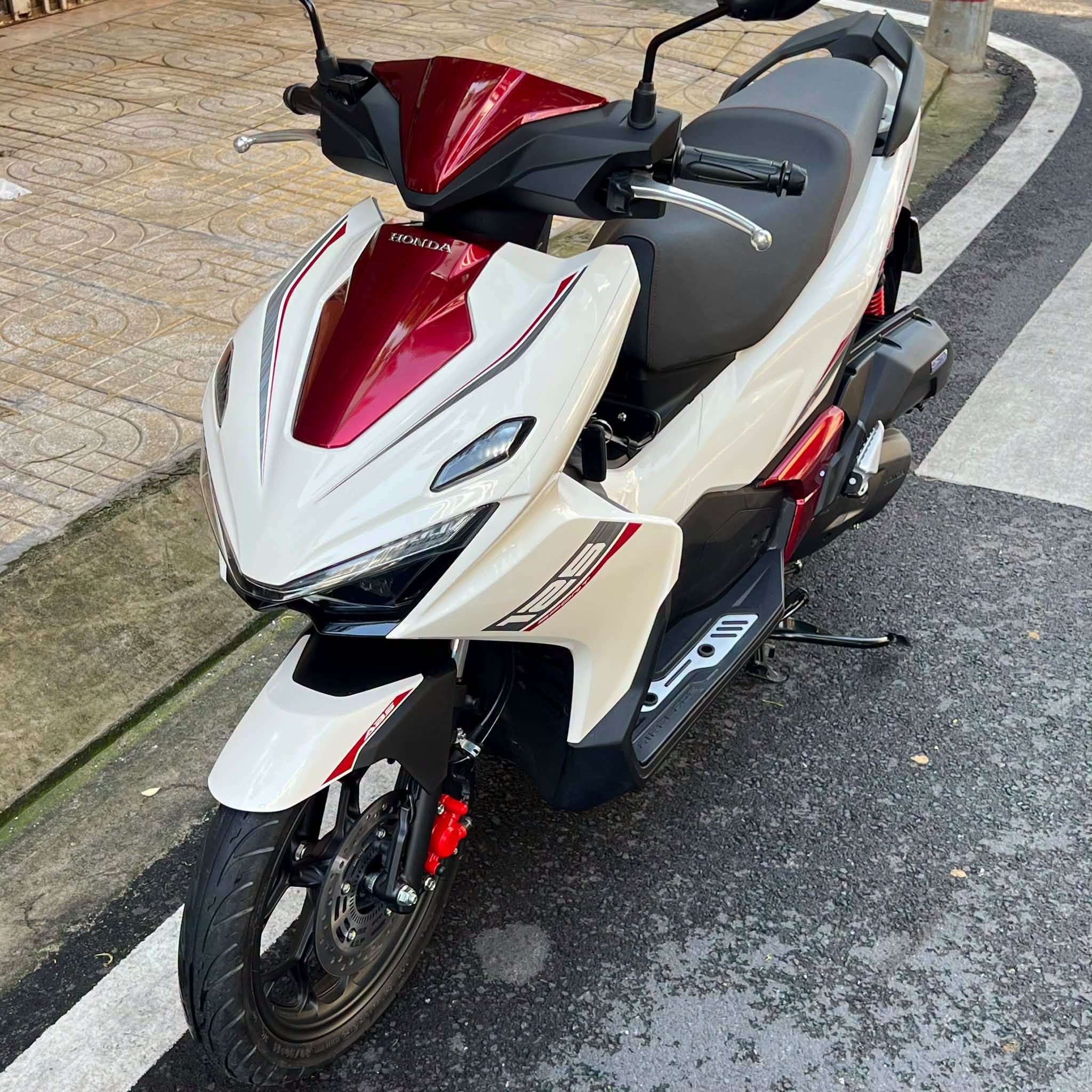 Thiết kế: SH Mode thanh lịch hay Air Blade thể thao?